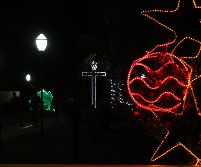 Administração Municipal inaugura iluminação Natalina na Praça do Jupiá
