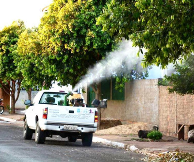 Bairros com altos índices de casos suspeitos de dengue continuam recebendo bloqueio químico