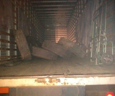 PMA autua paranaense em R$ 1,6 mil pelo transporte de pneus contrabandeados do Paraguai apreendidos pela PMR