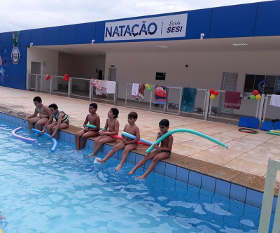 Escolas do Sesi de Três Lagoas e Corumbá oferecem descontos nas aulas de natação