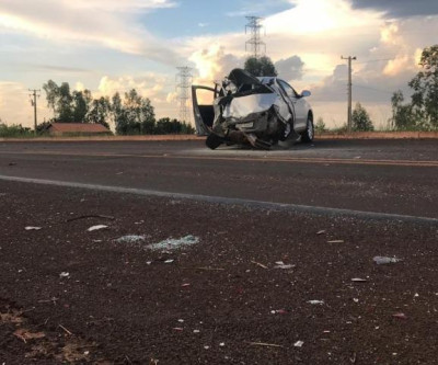 Motorista perde controle, invade pista contrária e atinge caminhão na BR-262