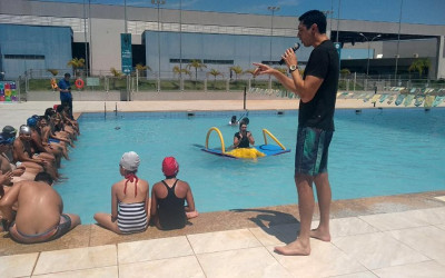 No Sesi de Três Lagoas, alunos de natação caem água com o campeão olímpico Gustavo Borges