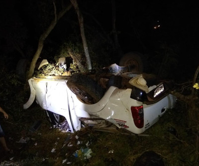 Acidente na BR-262 envolvendo caminhonete deixa três vítimas feridas