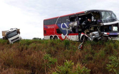 Ônibus da Viação São Luiz envolve em acidente com 11 feridos