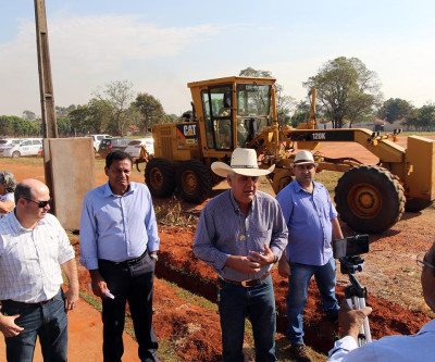 CIDADE EM OBRAS: Angelo Guerreiro visita início das obras de revitalização no bairro Vila Piloto