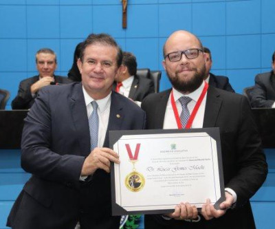 Eduardo Rocha prestigia sessão solene em comemoração ao Dia do Advogado e homenageia Lucas Mochi