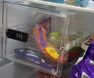 Jovem instala cofre na geladeira para noiva não comer chocolates dele
