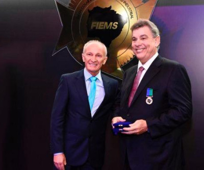 Empresário José Roberto Colnaghi, da GreenPlac, recebe prêmio da Federação das Indústrias do MS