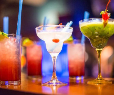 Garçom é denunciado à polícia por lamber orelha de cliente em barzinho de Campo Grande