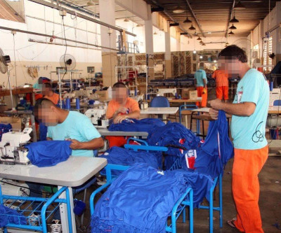 Garantindo qualidade e economia, mochilas, estojos e uniformes dos alunos da REME são produzidos por detentos
