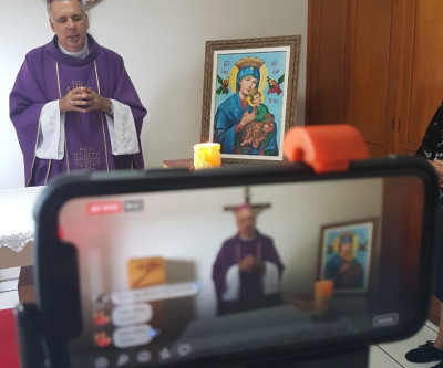 Após Missas virtuais, católicos poderão comungar durante a Semana Santa