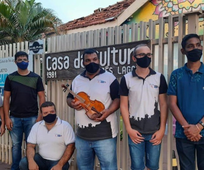 Violino confeccionado pelo Espaço Cultural Ateliê de Violino Ádila é entregue a presidente da Casa da Cultura