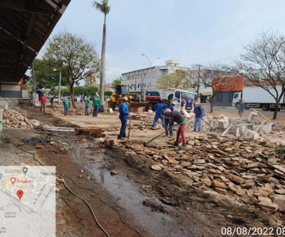 PONTO CENTRAL DE ÔNIBUS - SEINTRA inicia demolição de muro e calçada do antigo barracão da Citocal
