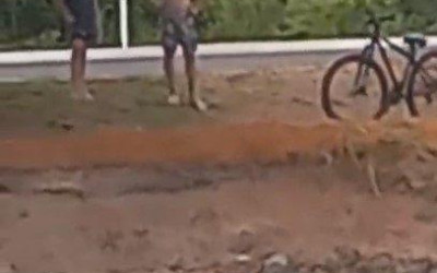 Jovens ignoram placas sobre risco de afogamento e tomam banho em bacia de contenção da 2ª lagoa