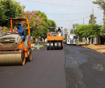 Prefeitura realiza poda de árvores em ruas que receberão obras de recapeamento