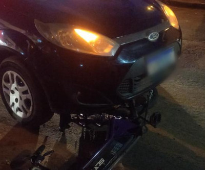 Bicicleta elétrica vai parar debaixo de carro e tio e sobrinho ficam feridos em acidente no São João