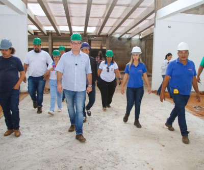 Prefeito Dr. Cassiano Maia visita obras do Shopping Popular e reforça compromisso com os lojistas
