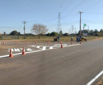 Sinalização horizontal é concluída na Rua Egídio Thomé no sentido Jupiá