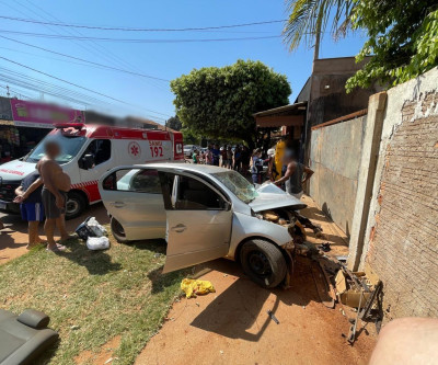 Veículo perde controle e colide contra residência no Jardim Imperial