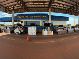 Comboio do contrabando é interceptado e criminosos abandonam veículos carregados durante fuga
