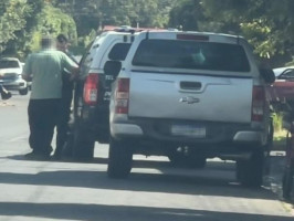 O destino colocou os dois na mesma viatura: vizinhos são presos juntos pela PM