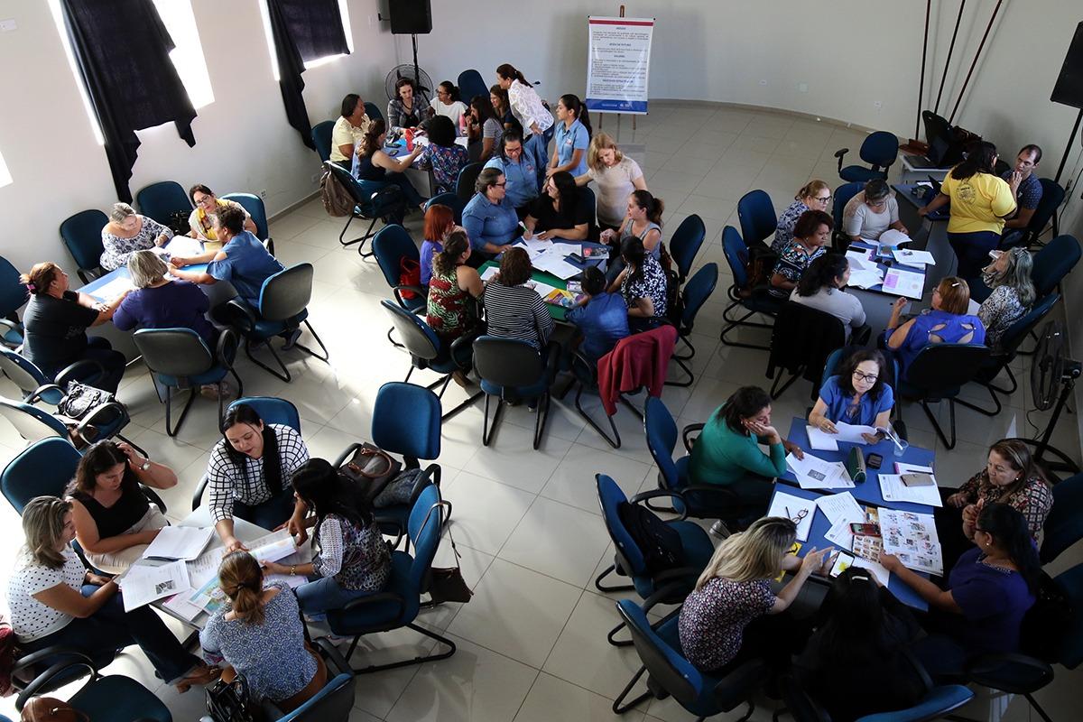 Debate para escolha de livro didático para REME é feito em reunião Debate para escolha de livro didático para REME é feito em reunião