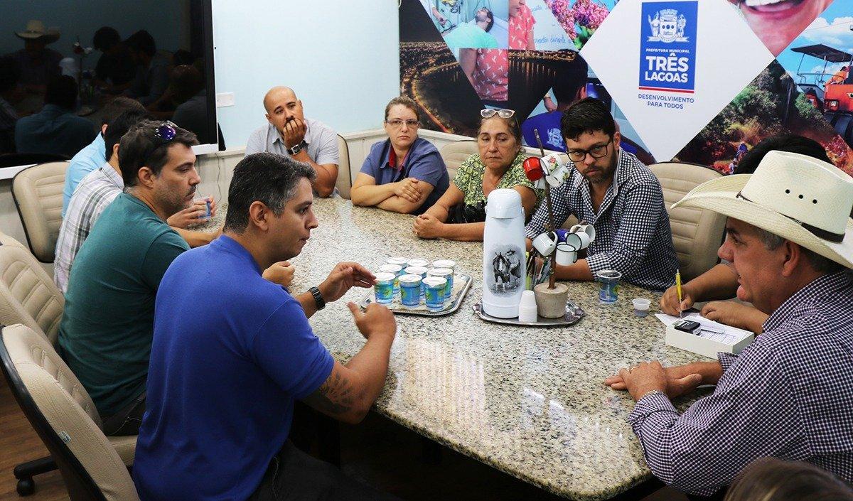 Prefeito realiza reunião com servidores para tratar de terrenos baldios Prefeito realiza reunião com servidores para tratar de terrenos baldios
