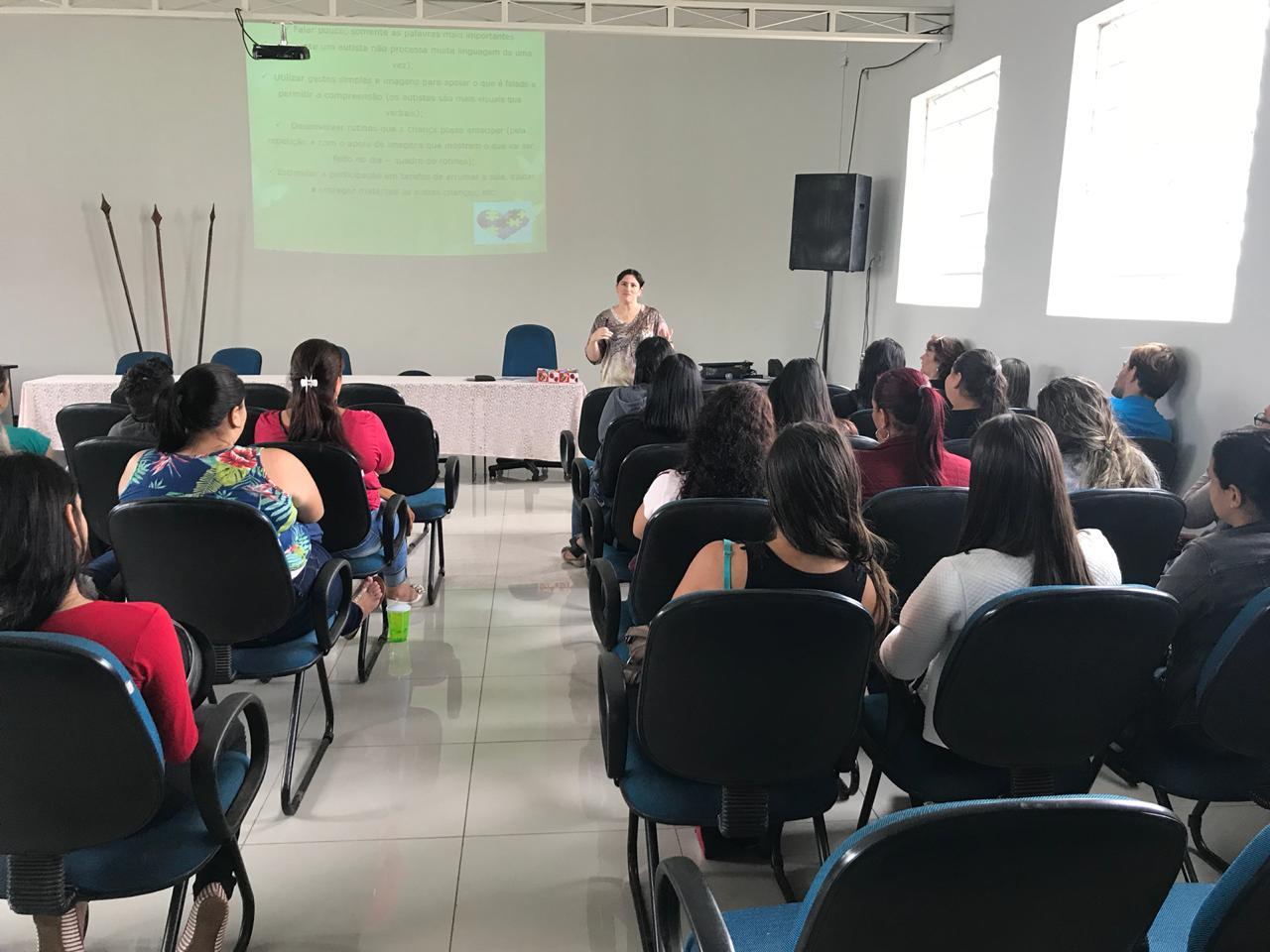 Educação de Três Lagoas capacita estagiários para trabalhar com alunos autistas