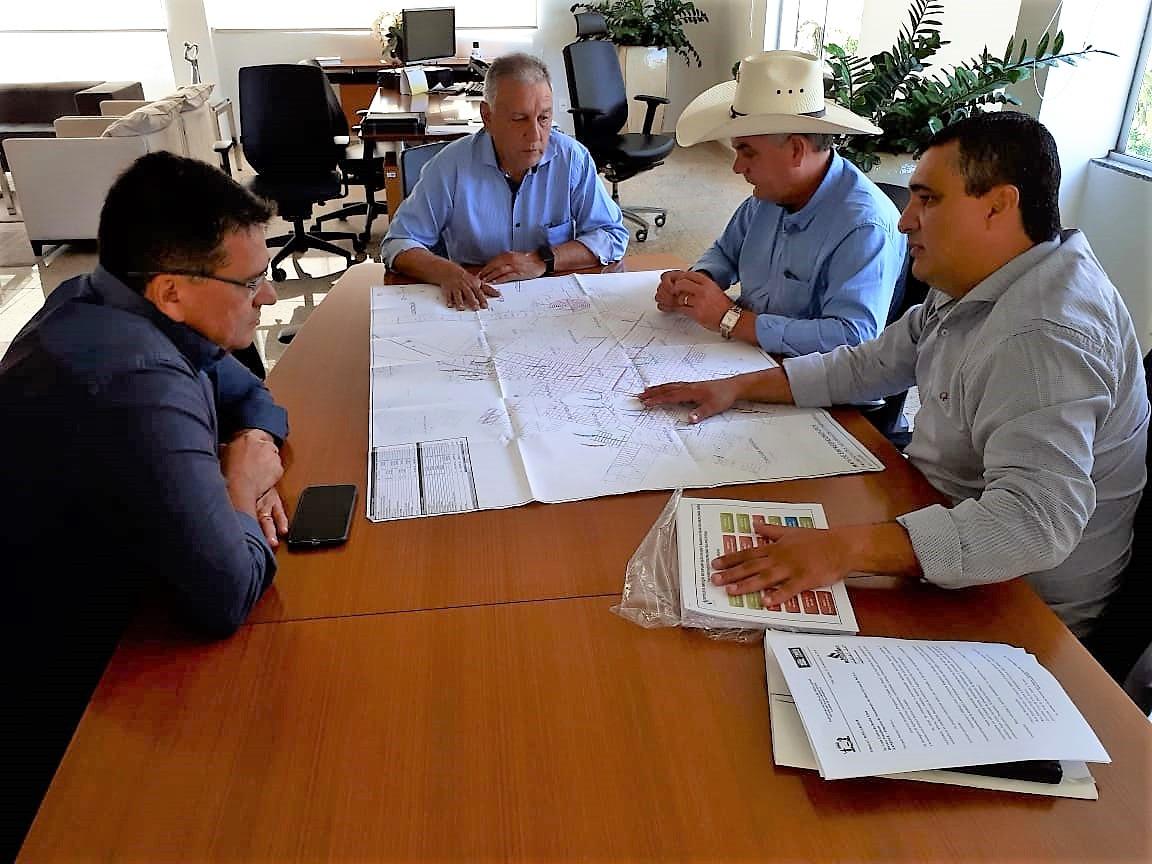 Prefeito discute novos projetos de saneamento com diretoria da Sanesul 