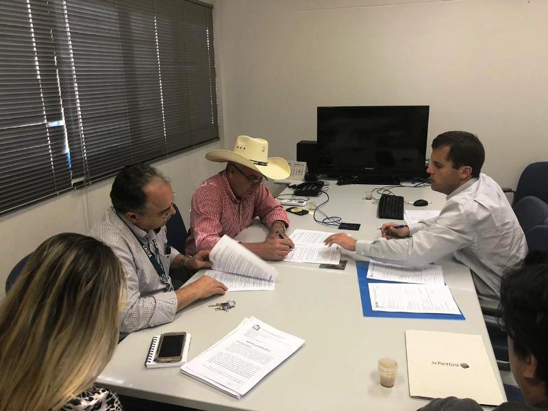 Prefeito vai à CEF e assina convênios para mais obras em Três Lagoas