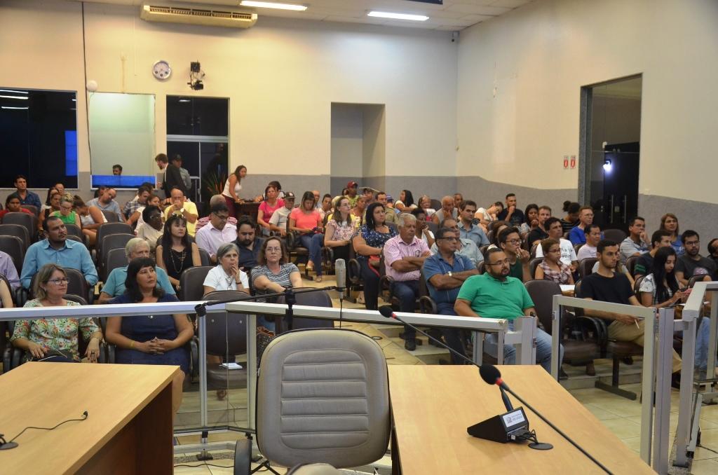 Audiência pública sobre regularização fundiária reuniu moradores e autoridades na Câmara Municipal de Três Lagoas