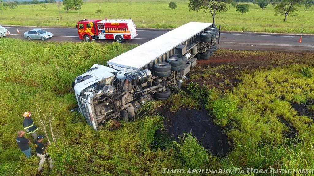 Corpo de Bombeiros Militar em Bataguassu atende grave acidente que deixou três feridos Corpo de Bombeiros Militar em Bataguassu atende grave acidente que deixou três feridos