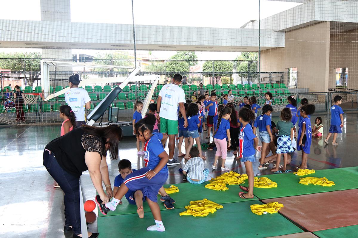 Crianças da Rede Municipal de Ensino participam de Colônia de Férias promovida pelo CRE-TL