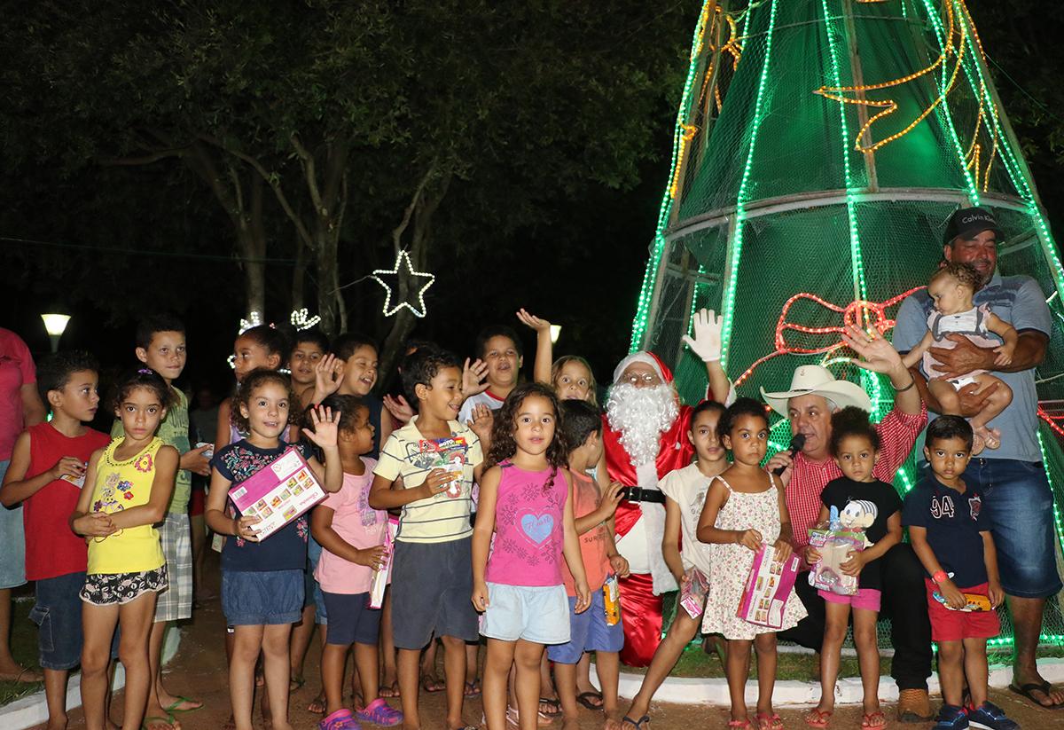 Decoração natalina do Distrito de Arapuá é inaugurada pela Prefeitura de Três Lagoas Decoração natalina do Distrito de Arapuá é inaugurada pela Prefeitura de Três Lagoas
