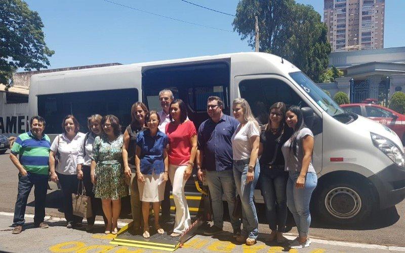 Ritinha Prates e APAE recebem veículos adaptados para o transporte de pessoas com deficiência Ritinha Prates e APAE recebem veículos adaptados para o transporte de pessoas com deficiência
