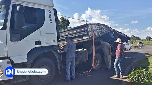 Carreta com carga de celulose tomba na rodovia que liga Ilha às praias