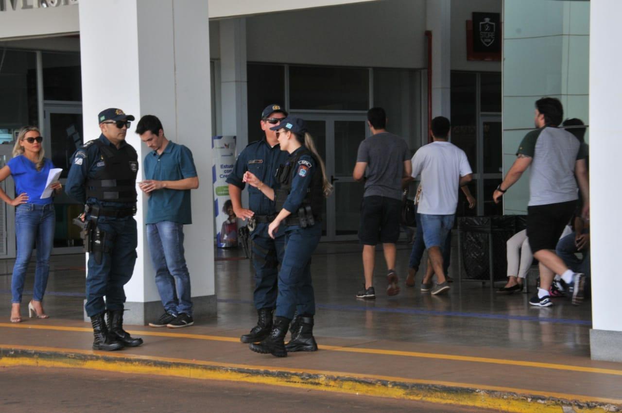 Candidatos do concurso da educação pedem transparência em protesto Candidatos do concurso da educação pedem transparência em protesto