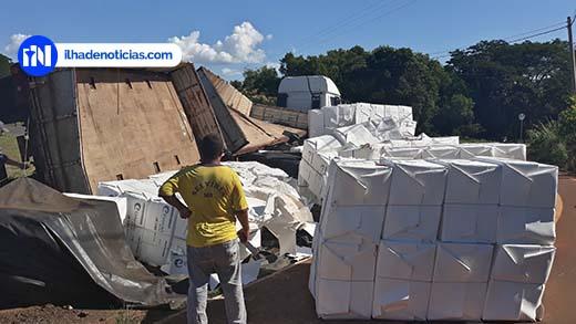 Carreta com carga de celulose tomba na rodovia que liga Ilha às praias