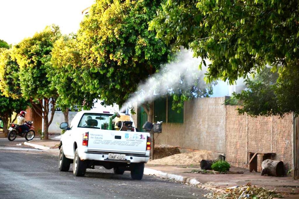 Carro do “fumacê” continua bloqueio químico contra a proliferação do Aedes