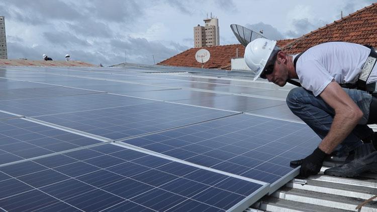 Comércio investe em energia solar para cortar despesas