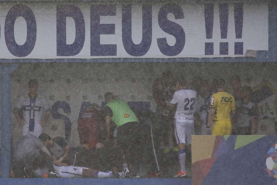 Jogador é atingido por raio na Copinha e sai de ambulância Jogador é atingido por raio na Copinha e sai de ambulância