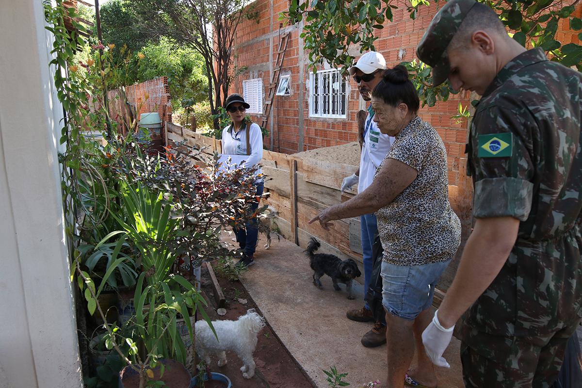 Prefeitura e Exército realizam mutirão contra a dengue no bairro Paranapungá