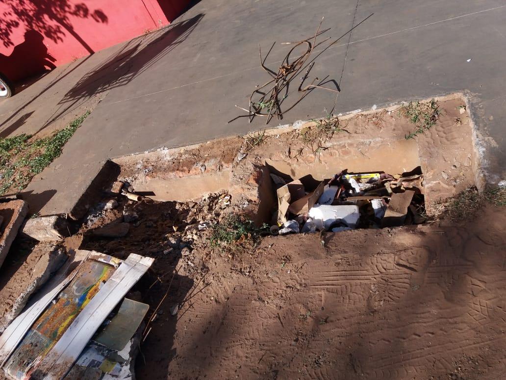 Descarte irregular de lixo causa entupimento de bueiros e galerias em Três Lagoas