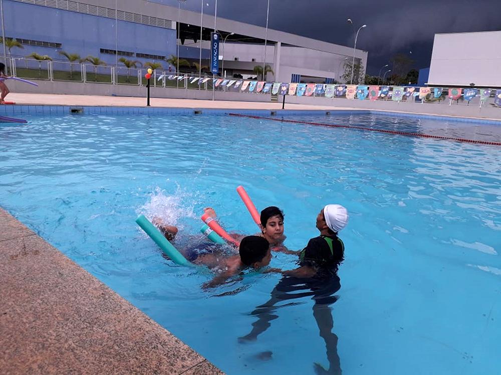 Escolas do Sesi de Três Lagoas e Corumbá oferecem descontos nas aulas de natação