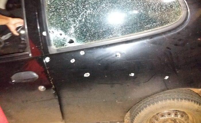 Casal tem carro ‘crivado’ de balas por pistoleiros em Ponta Porã Casal tem carro ‘crivado’ de balas por pistoleiros em Ponta Porã