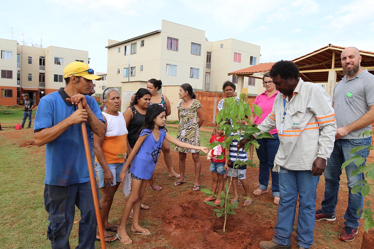 Meio Ambiente realiza plantio de mais de 200 árvores nos condomínios do Residencial Orestinho