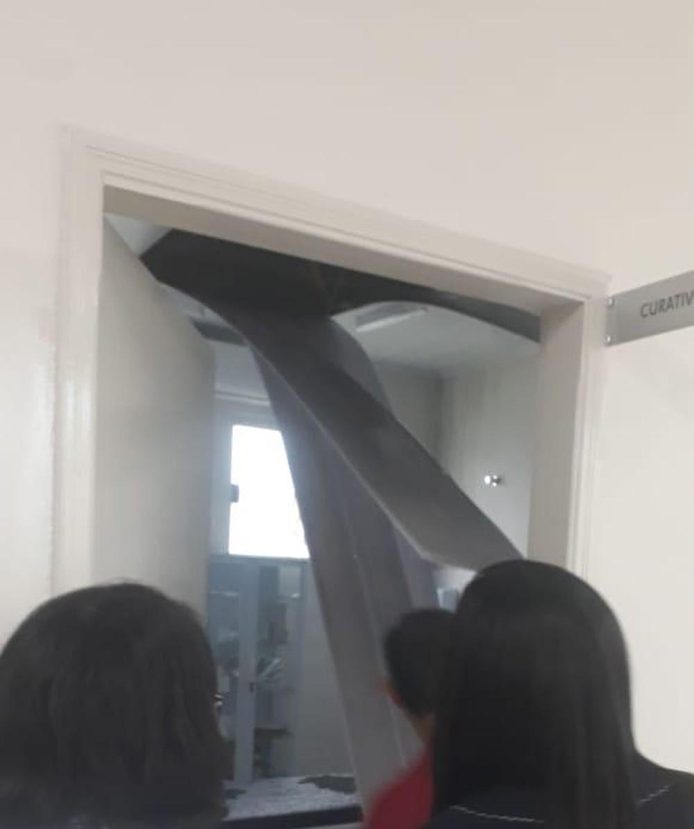 Água invade UBS durante temporal e atendimento é interrompido em Pereira Barreto