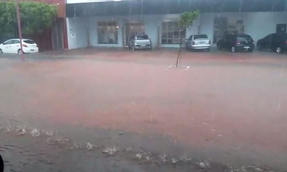 Água invade UBS durante temporal e atendimento é interrompido em Pereira Barreto