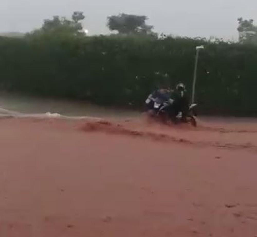 Água invade UBS durante temporal e atendimento é interrompido em Pereira Barreto