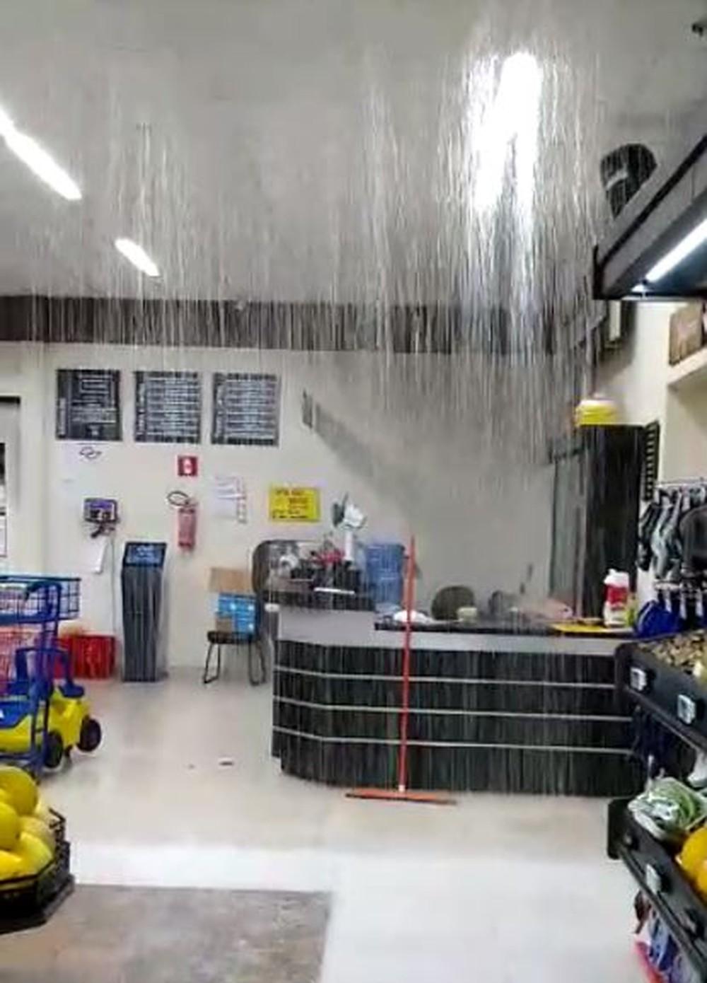 Água invade UBS durante temporal e atendimento é interrompido em Pereira Barreto